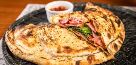 Pizzaria aposta no calzone como refeição completa e alternativa à pizza