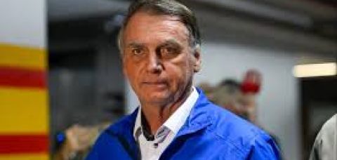 Cirurgia no ombro de Bolsonaro ocorreu sem intercorr&ecirc;ncias, diz equipe